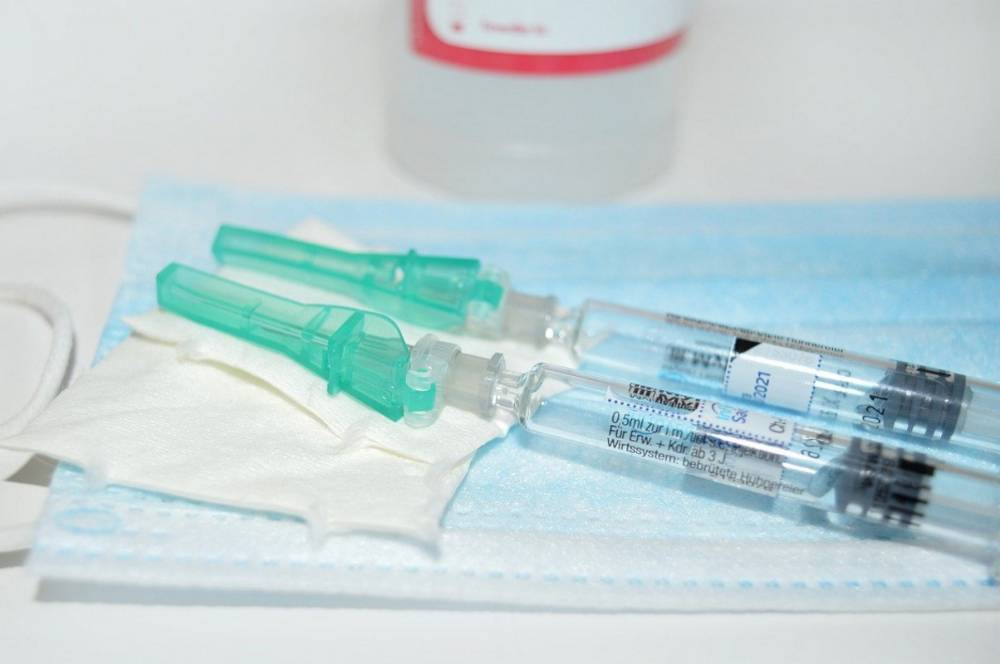 Первый компонент вакцины от COVID-19 получили 20 тысяч петербуржцев