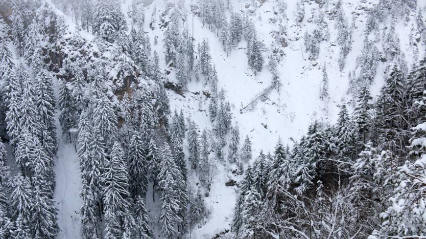 МЧС России предупредило туристов об опасности лавин снега в горах
