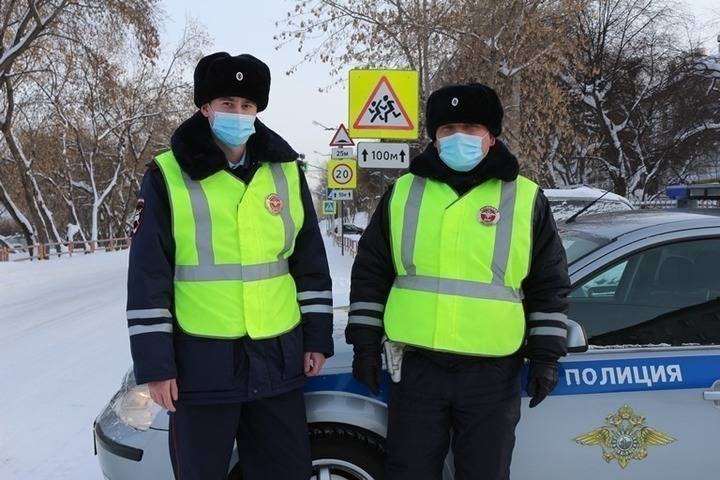 В Каменске-Уральском автомобиль с ребенком заблокировало в сугробе