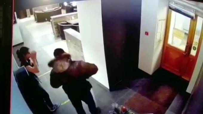 В Петербурге задержали агрессивного клиента кафе, избившего официантку