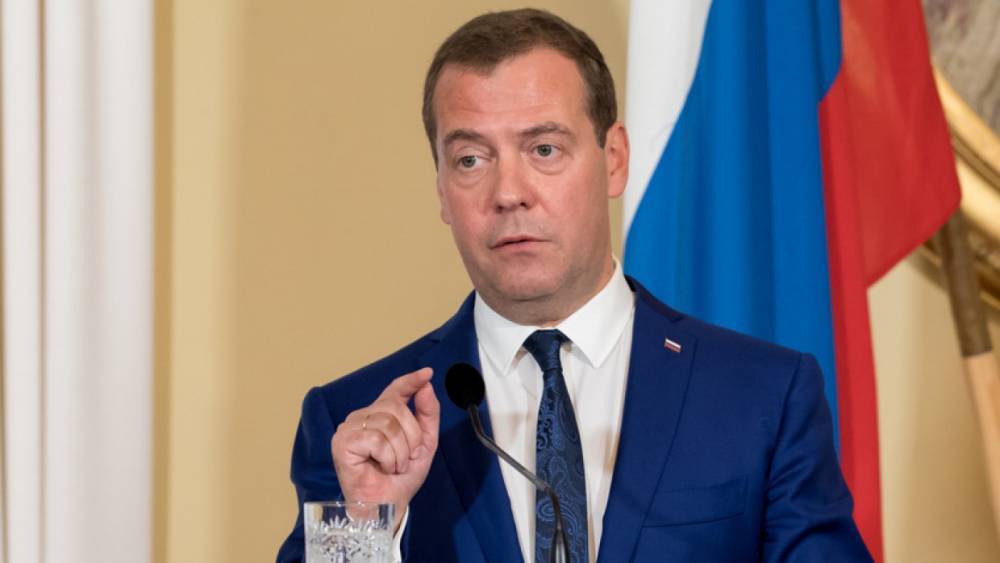 Дмитрий Медведев назвал блокировку Трампа в соцсетях инфовойной без правил
