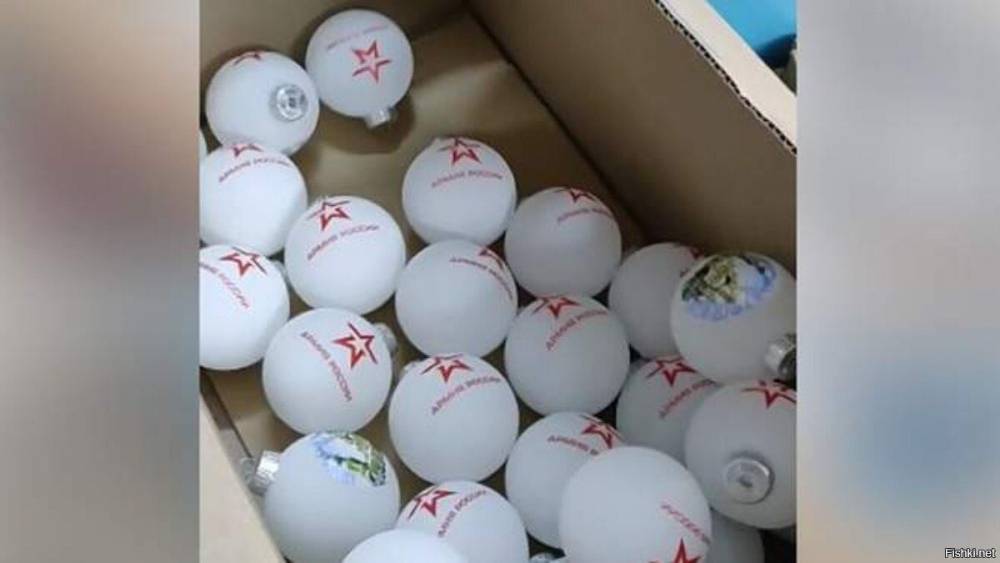 На Украине до сих пор продают новогодние шарики с логотипом Армии России