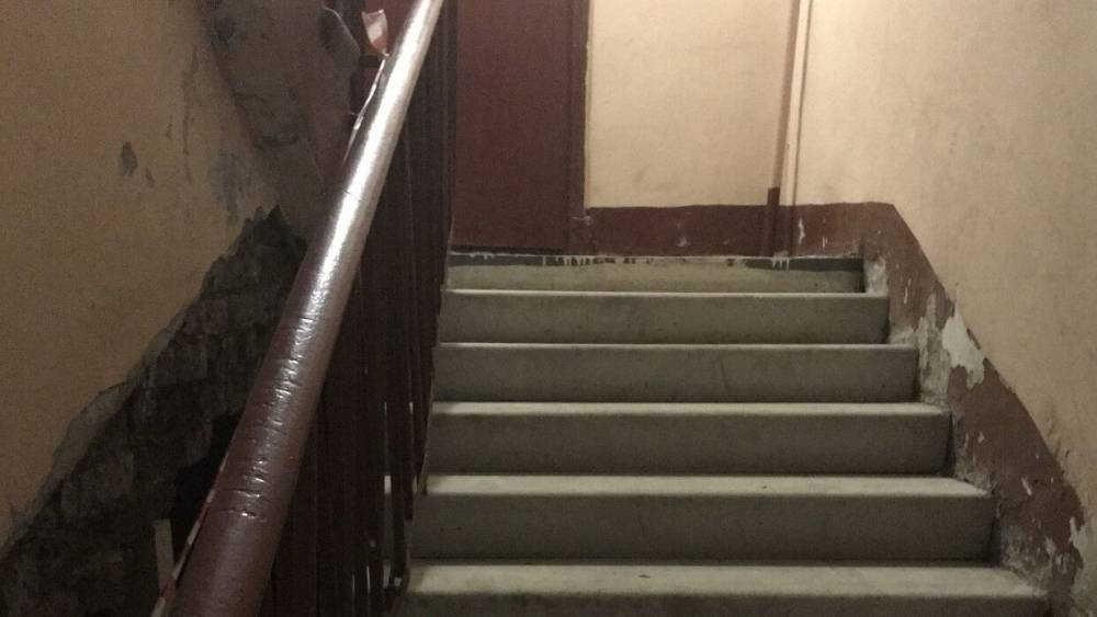 Ростовская школьница упала с перил на пятом этаже и погибла