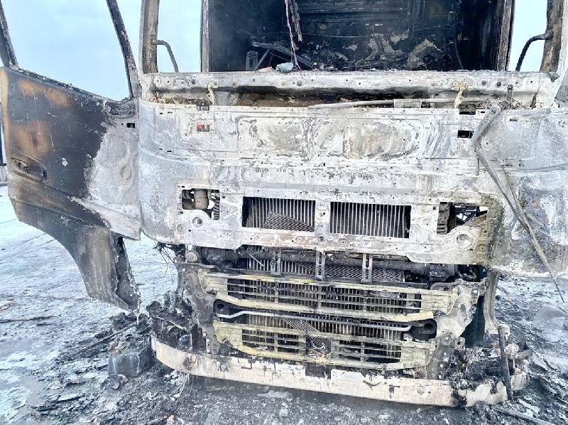 В Смоленской области тягач сгорел дотла. В МЧС рассказали о состоянии водителя