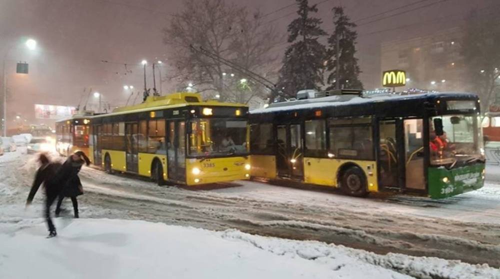 В Киеве троллейбус сбил женщину на переходе