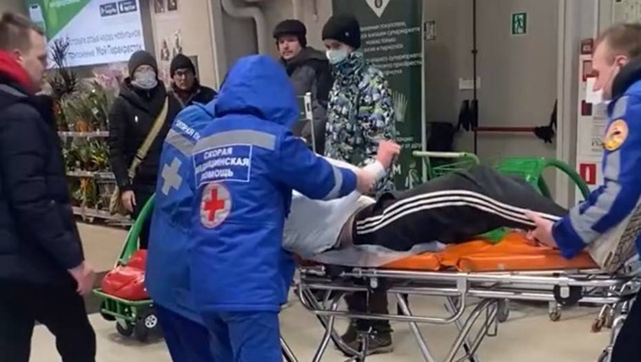 В супермаркете на Карбышева мужчину ударили битой по голове