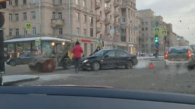 Еще одна авария с участием такси произошла на пересечении проспекта Стачек и улицы Зайцева