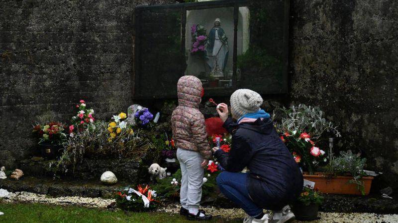 В католических приютах Ирландии умерли тысячи детей, их матерей унижали и били