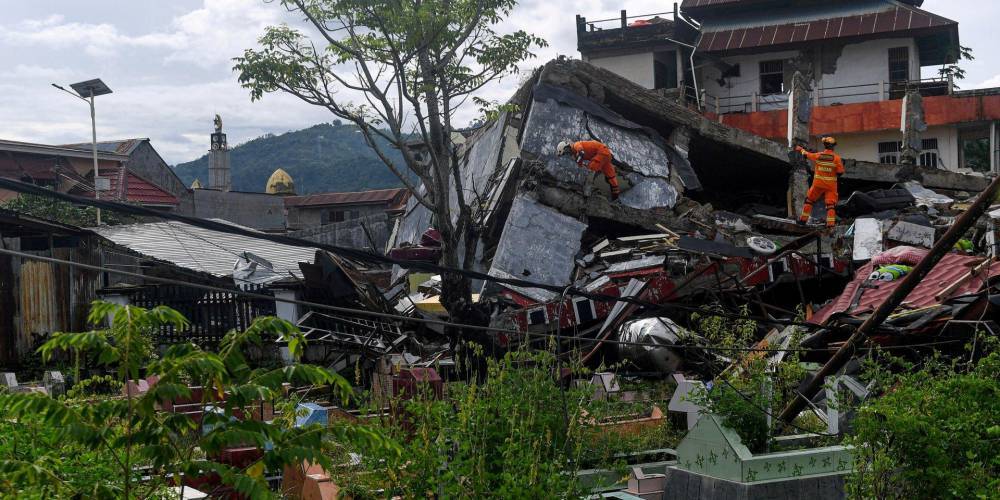 Число жертв землетрясения в Индонезии превысило полсотни человек