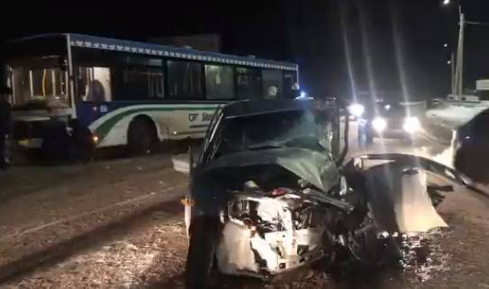 В Башкирии столкнулись легковушка и пассажирский автобус: есть пострадавший