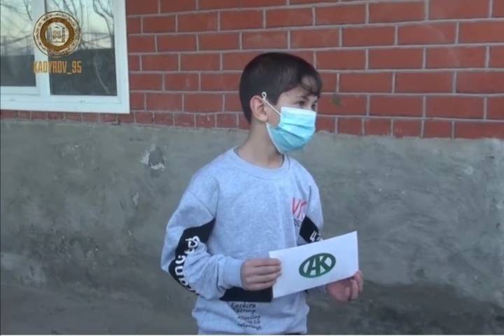 Фонд Кадырова передал по 50 тысяч рублей детям-сиротам