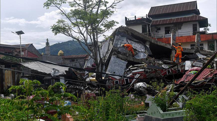 Число жертв землетрясений в Индонезии выросло до 56