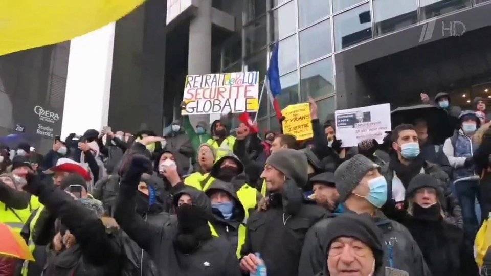Столкновениями с полицией закончилась демонстрация против закона «о глобальной безопасности» во французском Нанте
