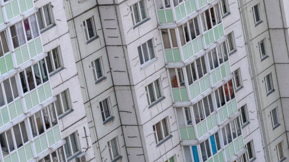 Семилетняя девочка получила тяжелые травмы при падении из окна в Оренбурге