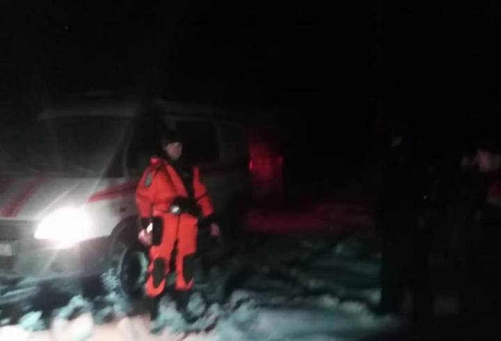 Двое мужчин на снегоходе провалились под лед на Суходольском озере в Приозерском районе