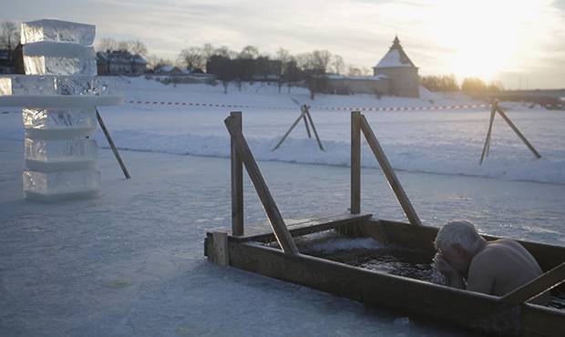 Москвичей предупредили о сильных морозах в Крещение. В РПЦ рекомендовали отказаться от купания в проруби
