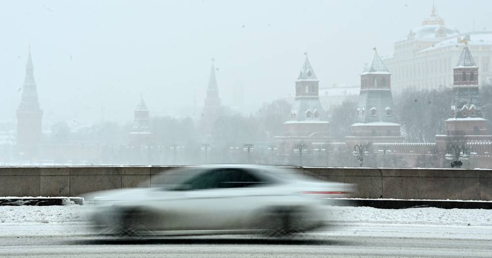 В Москве машина вылетела с дороги на сугроб и попала на видео