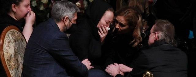 Вдова Грачевского на похоронах в слезах призналась режиссеру в любви