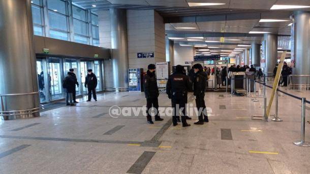 В аэропорт Внуково не пускают сторонников российского оппозиционера Навального, который возвращается из Германии