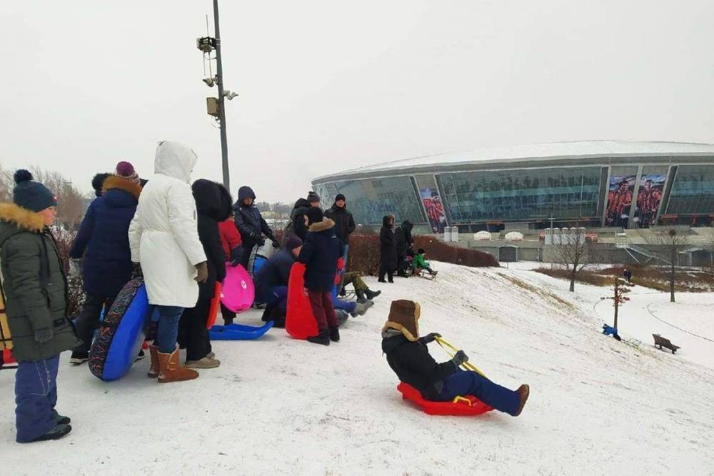 Ледовая горка возле «Донбасс Арены» ожила после снегопада