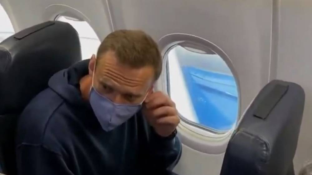 Алексей Навальный - на борту самолёта из Берлина в Москву