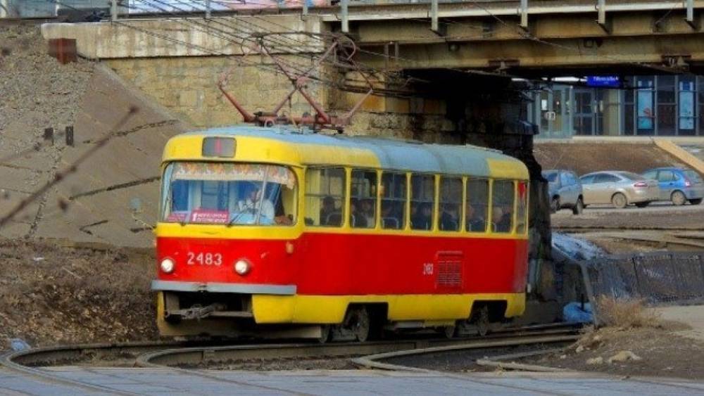 Житель Екатеринбурга испугал школьницу своим пенисом в трамвае