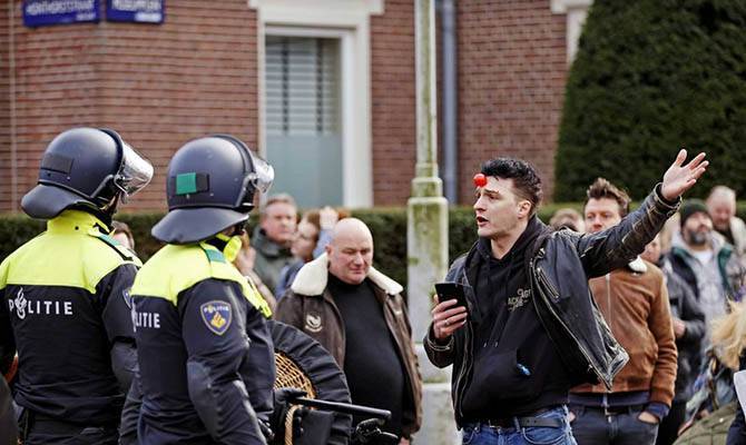 В Нидерландах полиция применила водометы для разгона противников карантина