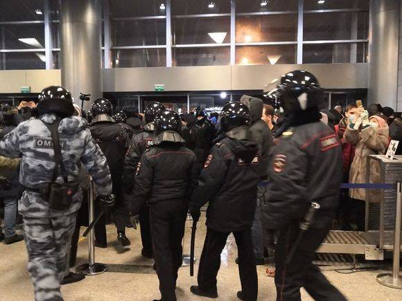 ОМОН начал выдавливать на улицу собравшихся для встречи Навального во «Внуково»