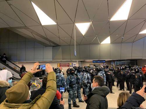 В здание аэропорта вошли бойцы ОМОНа в полном обмундировании. Арестованы соратники Навального
