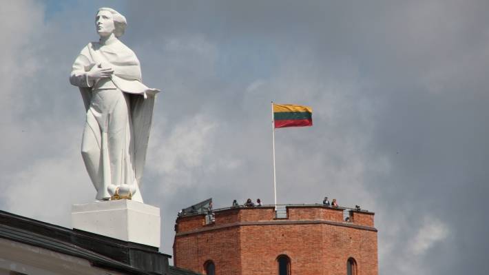 Экс-посол РФ рассказал, зачем власти Литвы лебезят перед США