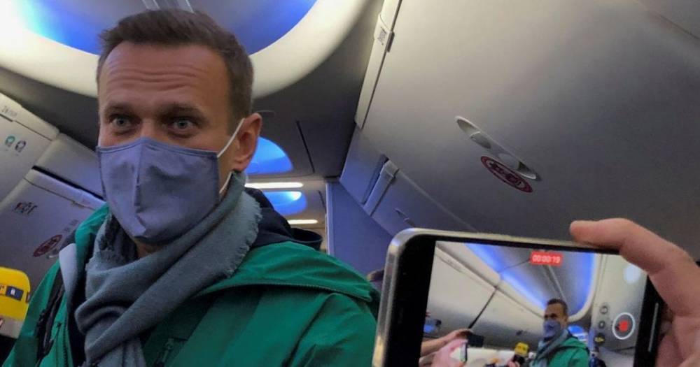 Переносили рейсы и задерживали активистов: в Россию вернулся оппозиционер Алексей Навальный