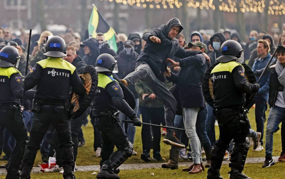 В Амстердаме прошел протест против локдауна, полиция использовала водометы