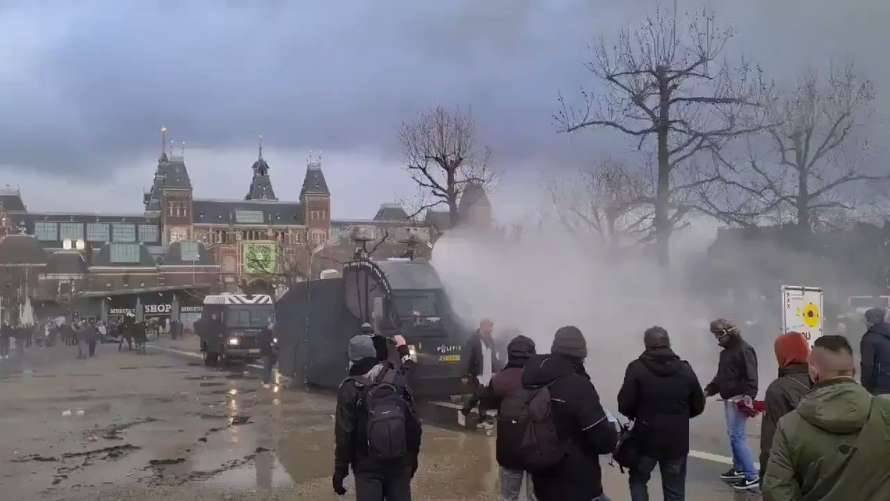 В Амстердаме разогнали водометами акцию протеста (фото)