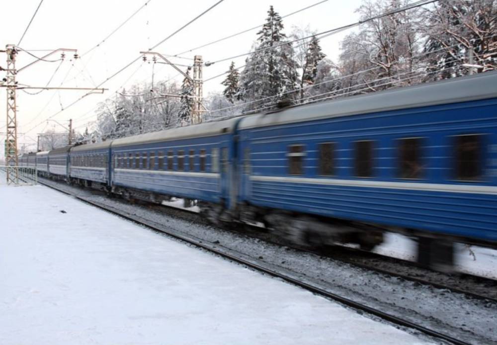 Вещи пришлось отдирать от окна: поезд "Укрзализныци" отличился "сервисом"