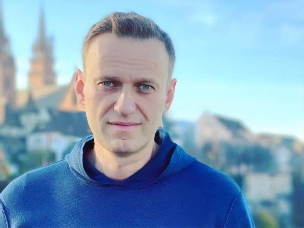 "Навальный похищен, он сейчас в опасности". Соратник оппозиционера призвал россиян поддержать его