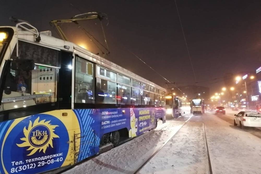 В Улан-Удэ спецпоезд расчищает пути, на которых застряли трамваи