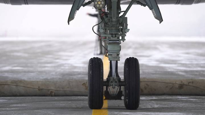 Снятие шины с обода шасси стало причиной аварийной посадки самолета во Владивостоке
