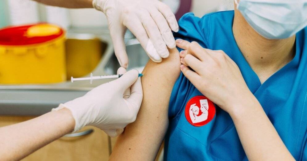 Для первых вакцинированных против Covid-19 медиков начинается второй этап вакцинации
