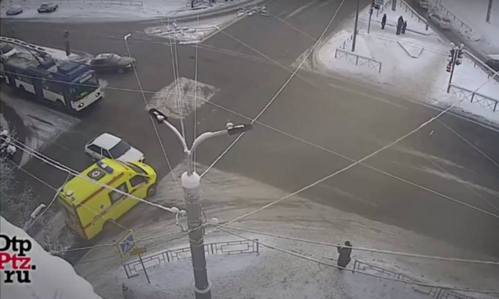 В Петрозаводске "скорая " попала в ДТП из-за водителя, который ее не пропустил