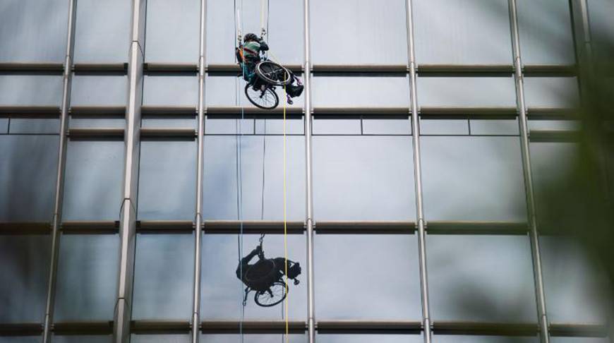 Спортсмен в инвалидной коляске поднялся на небоскреб Гонконга