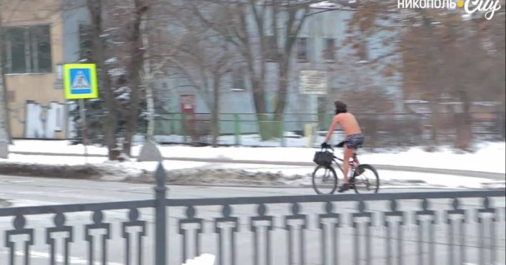 Под Днепром полуголый мужчина катался по городу на велосипеде (видео)