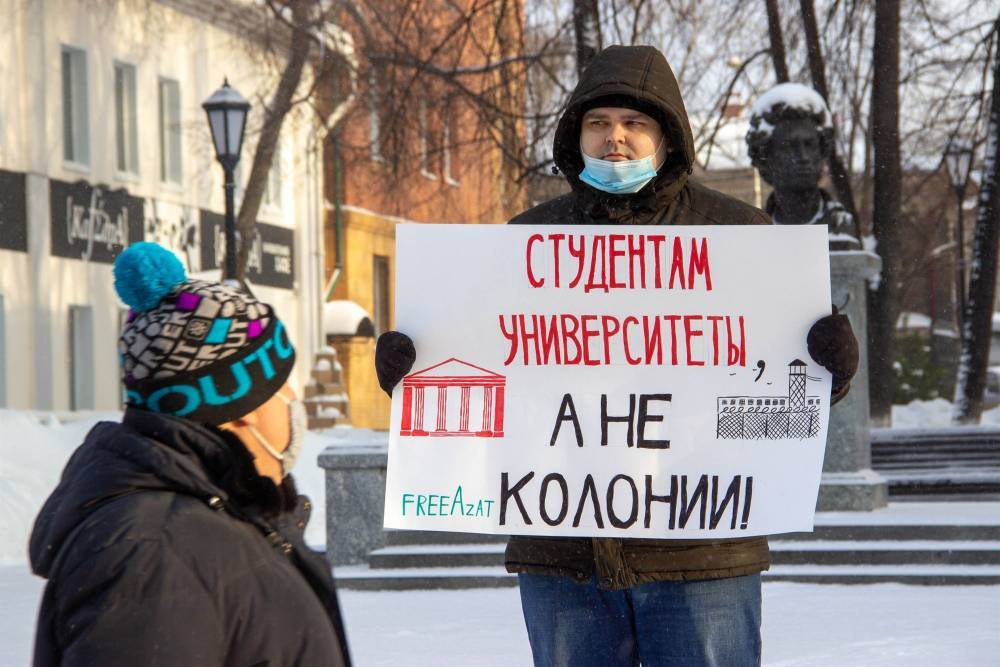 «Студентам университеты, а не колонии»: в Томске прошли пикеты в поддержку математика Азата Мифтахова