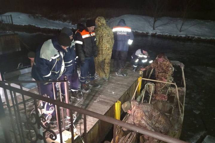 В Краснодарском крае двое мужчин застряли на моторной лодке посреди лимана