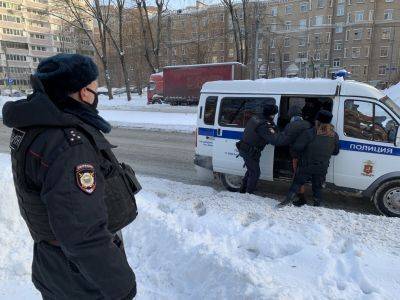 У суда, где огласили приговор Мифтахову, задержали нескольких активистов