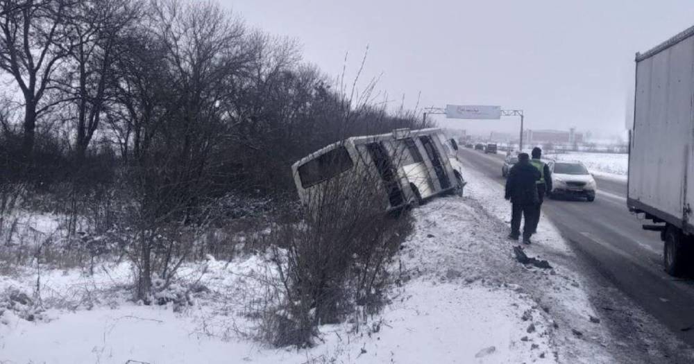 Под Харьковом легковушка влетела в маршрутку с пассажирами: есть пострадавшие