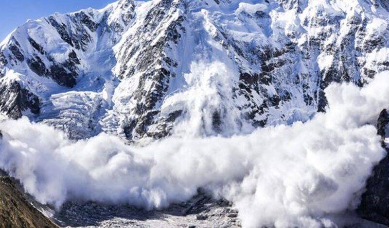 Лавина засыпала до 12 горнолыжников в Карачаево-Черкесии
