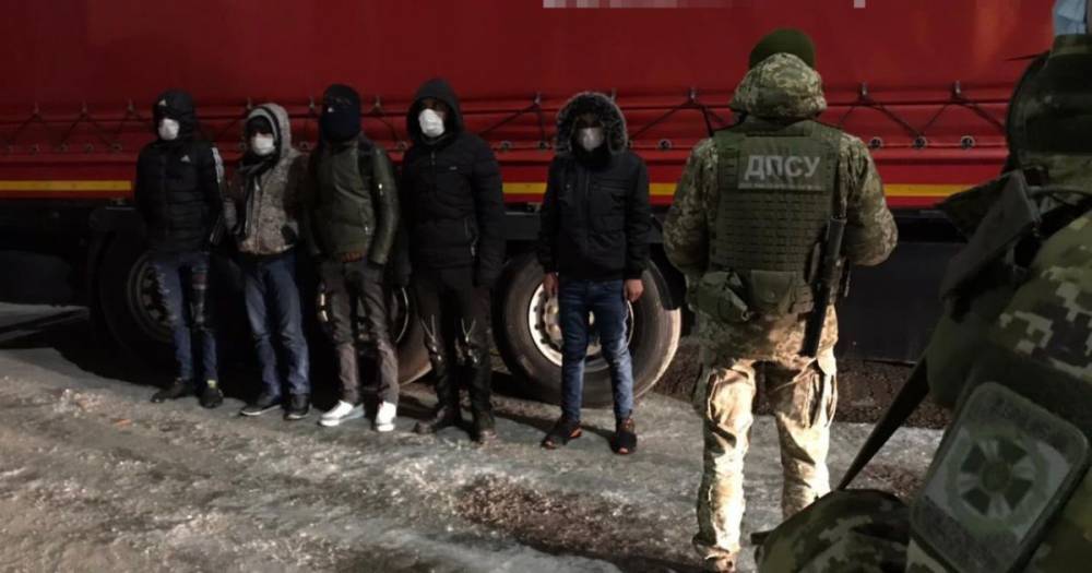 Услышали подозрительные звуки: в Одесской области задержали нелегалов, выскочивших из полуприцепа (фото, видео)