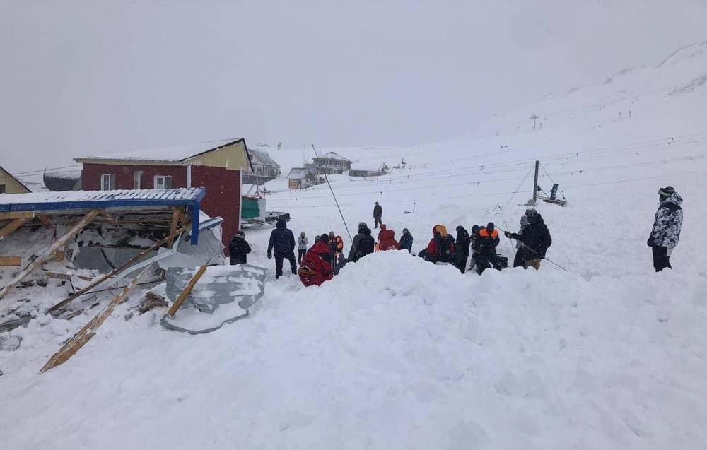 На горнолыжном курорте в Домбае сошла лавина.Под снегом могут находиться более 10 человек