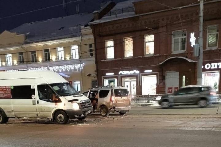 В Туле на улице Советской произошло ДТП на трамвайных путях