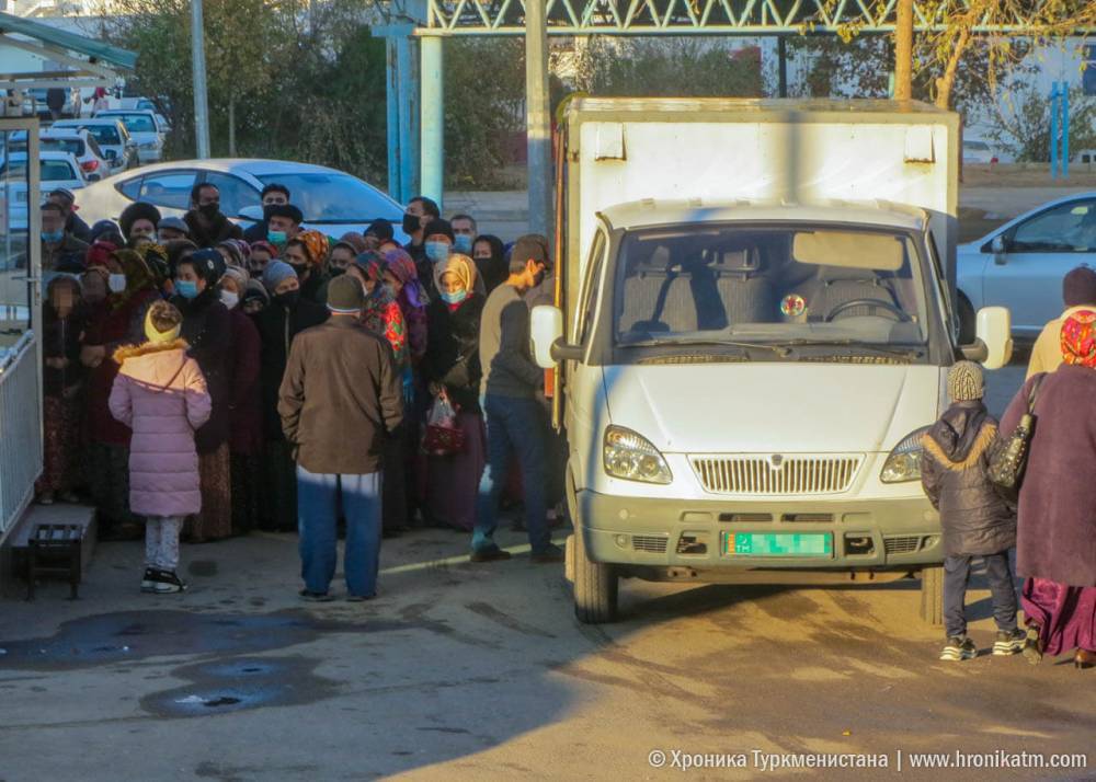 В Туркменистане директора государственных магазинов сбывают дефицитные продукты частникам
